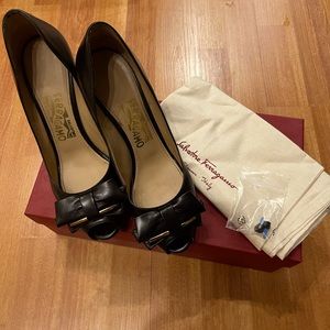 Salvatore Ferragamo pansy black 6.5 C